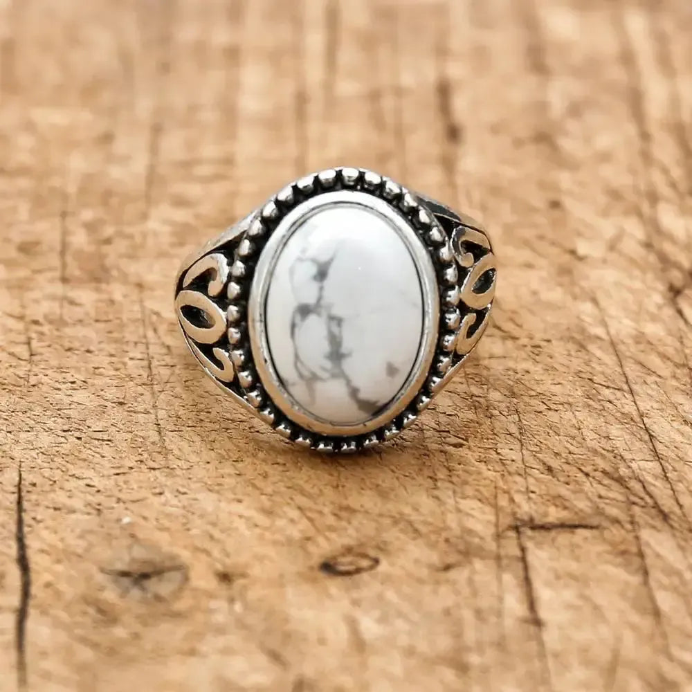 Bague en sodalite, pierre bleue sur monture discrète