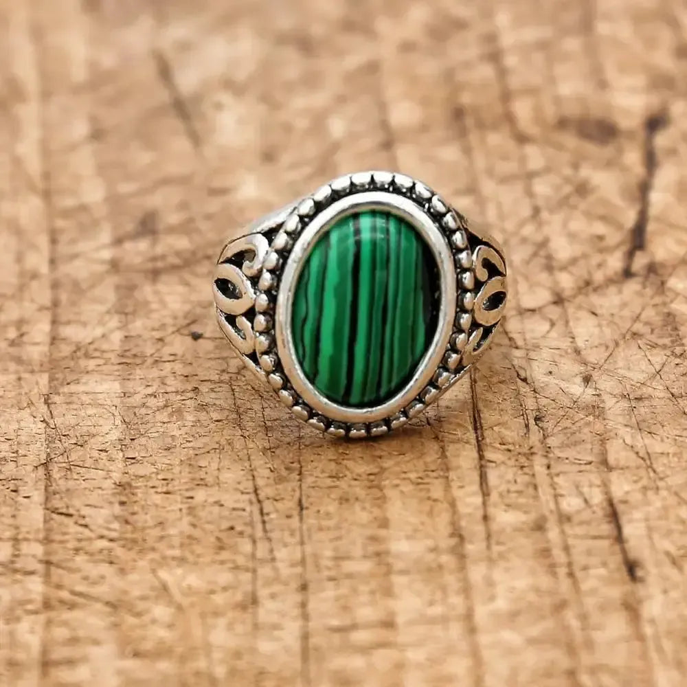 Pierre de soleil dorée sur bague ajustable, vue rapprochée