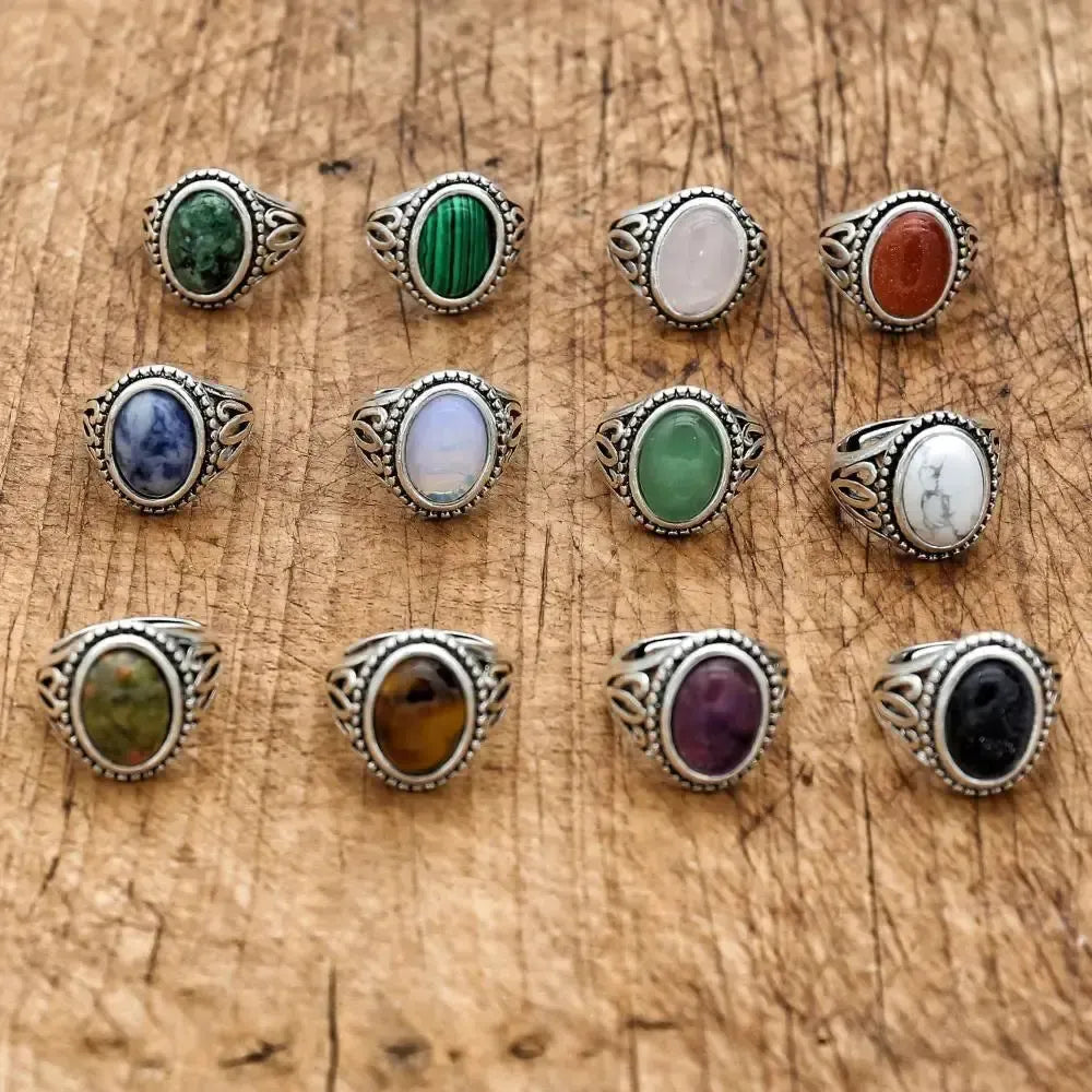 Vue de dessus d'une bague en opale, design ancien
