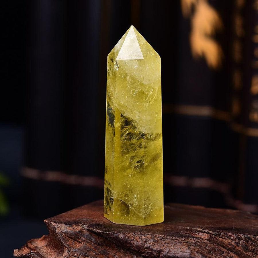 Baguette en citrine capturant la lumière, détail texturé