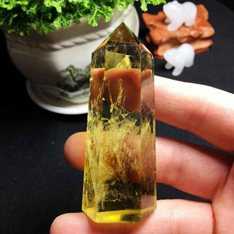 Gros plan sur la pointe de la baguette en citrine