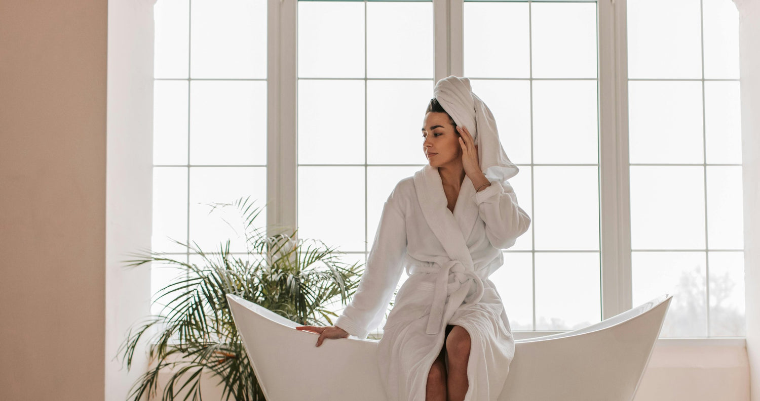Femme en peignoir blanc Doux Peignoir — sérénité et confort