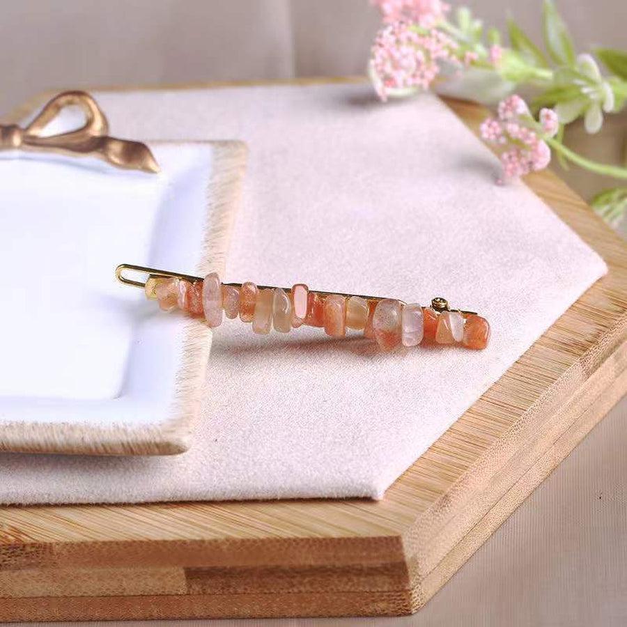 Barrette en grenat, design géométrique, vue rapprochée