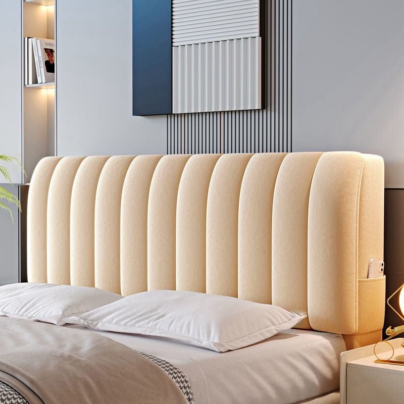 Housse beige installée sur une tête de lit, poches en détail