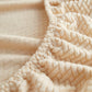 Housse polaire beige installée sur un coussin, vue de face