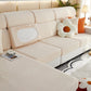 Vue latérale d'une housse polaire beige enveloppant un coussin