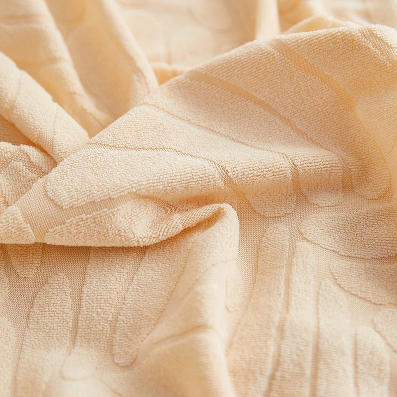 Zoom sur la matière polaire beige et son motif palmier