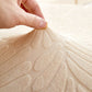 Housse polaire beige avec motif palmier sur coussin de canapé