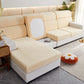 Housse polaire beige installée sur un coussin de canapé