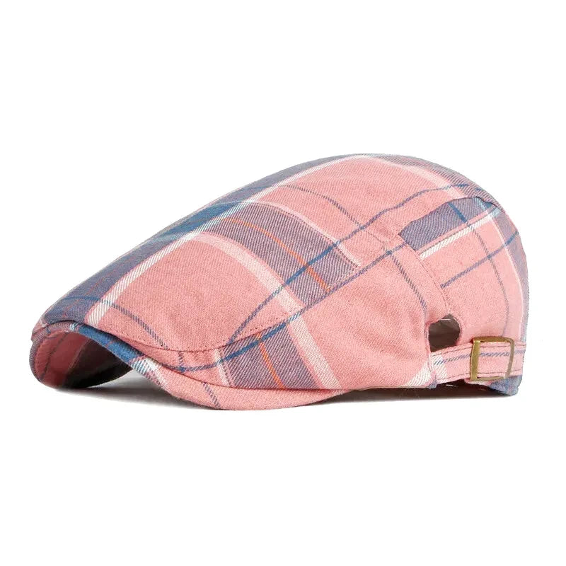 Béret rose à carreaux, taille ajustable, posé sur une surface