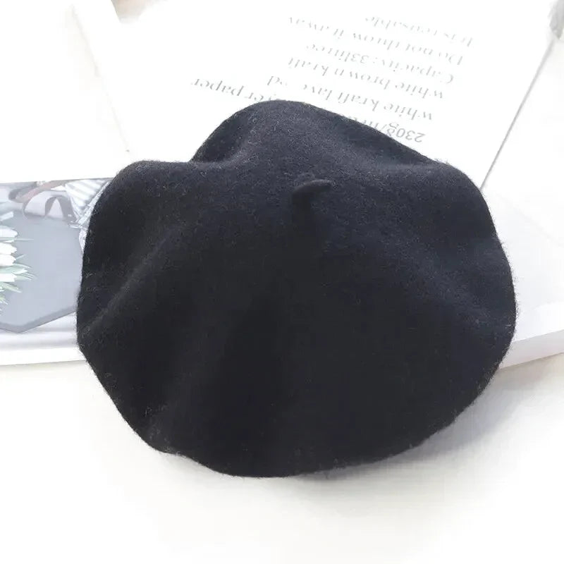 Gros plan sur un béret basque bleu, texture laineuse