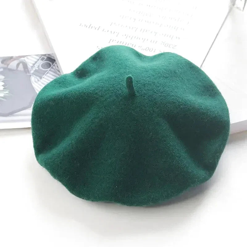 Béret basque vert sur fond blanc, vue de côté