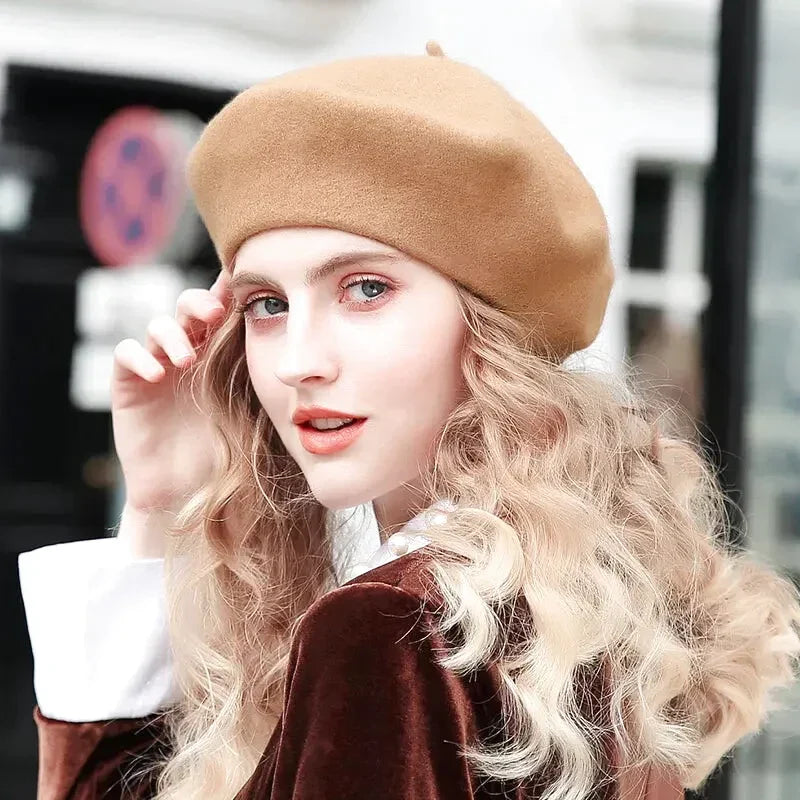 Femme portant un béret basque noir, vue de profil