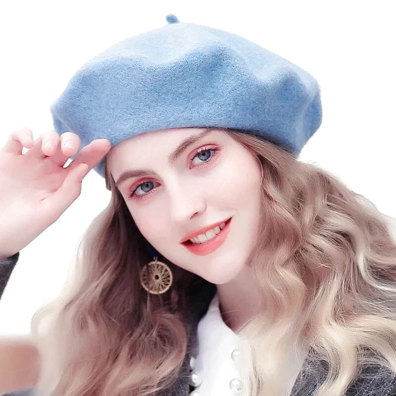 Femme souriante avec un béret basque, arrière-plan flou