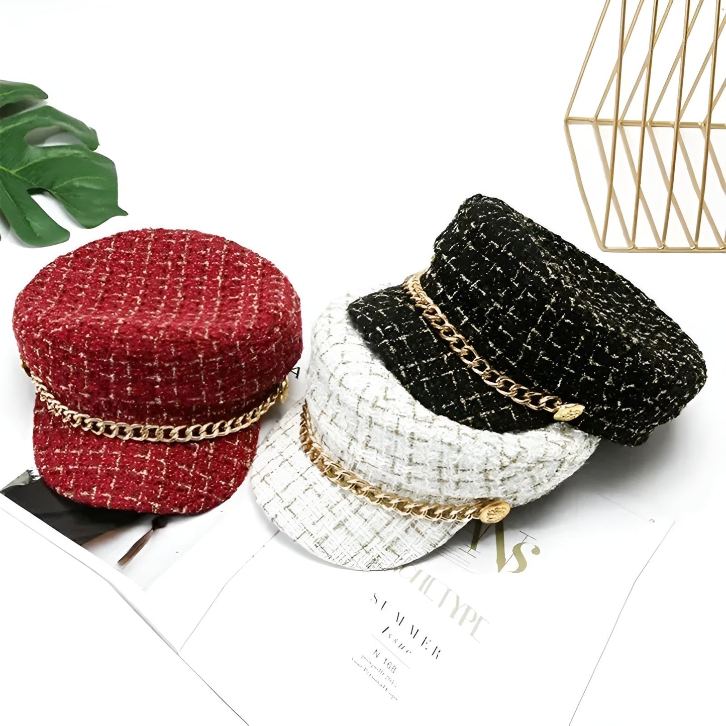 Béret noir avec chaîne dorée sur fond blanc