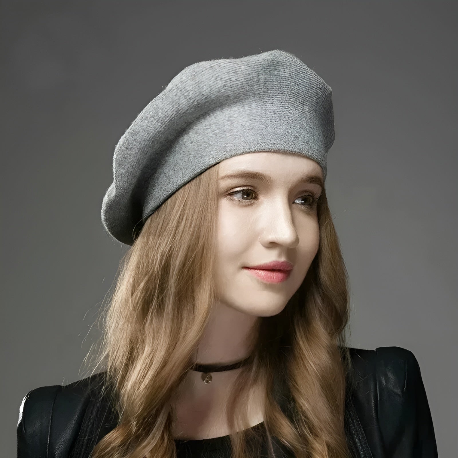 Femme portant un béret élégant, vue de face