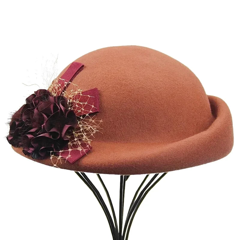 Béret classique orné de fleurs pour un style raffiné