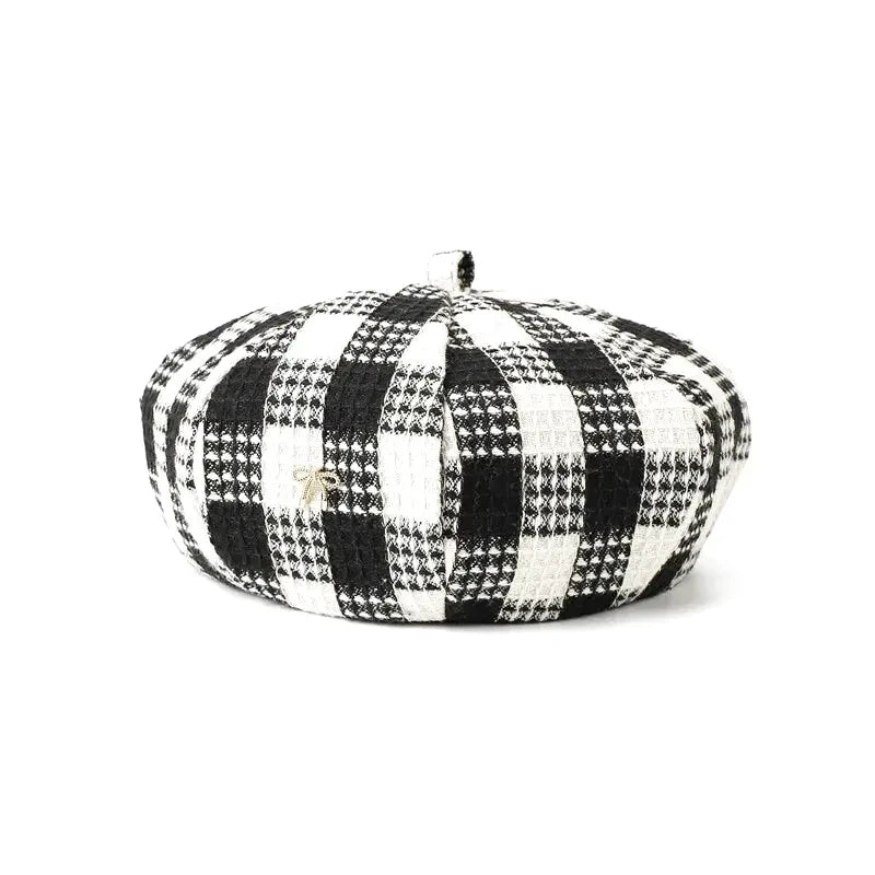 Béret à carreaux noir, taille ajustable, sur fond neutre