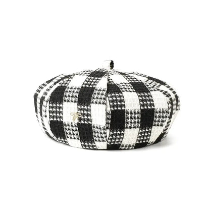 Béret à carreaux noir, taille ajustable, sur fond neutre