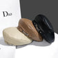 Béret en cuir noir avec chaîne dorée décorative