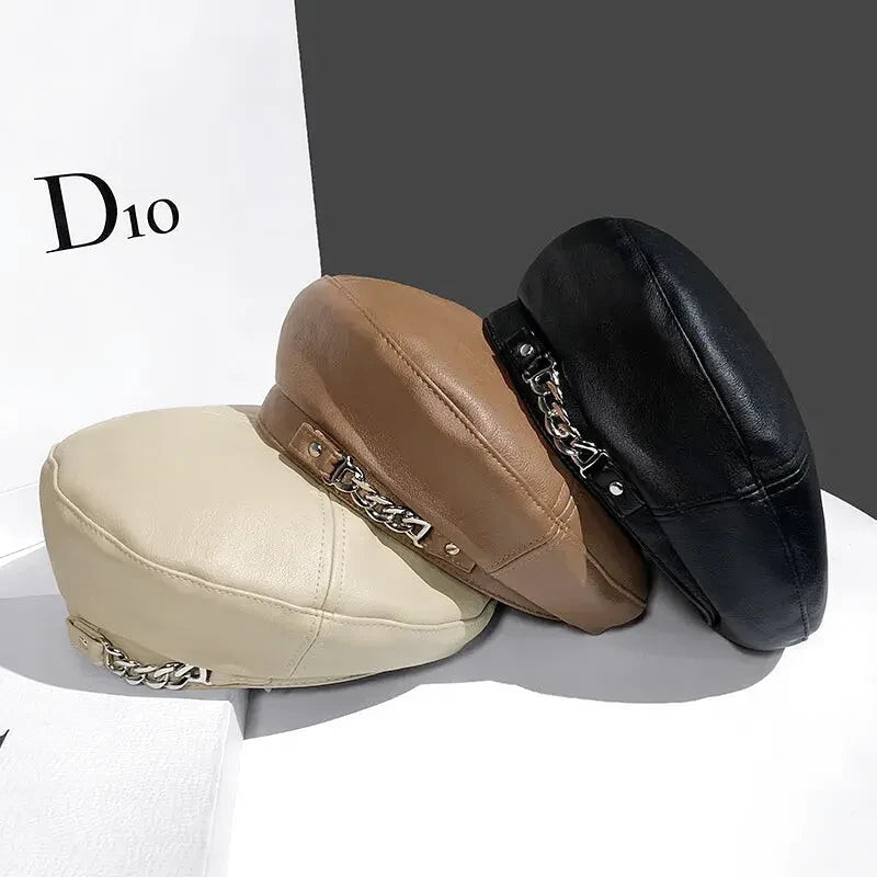 Béret en cuir noir avec chaîne dorée décorative