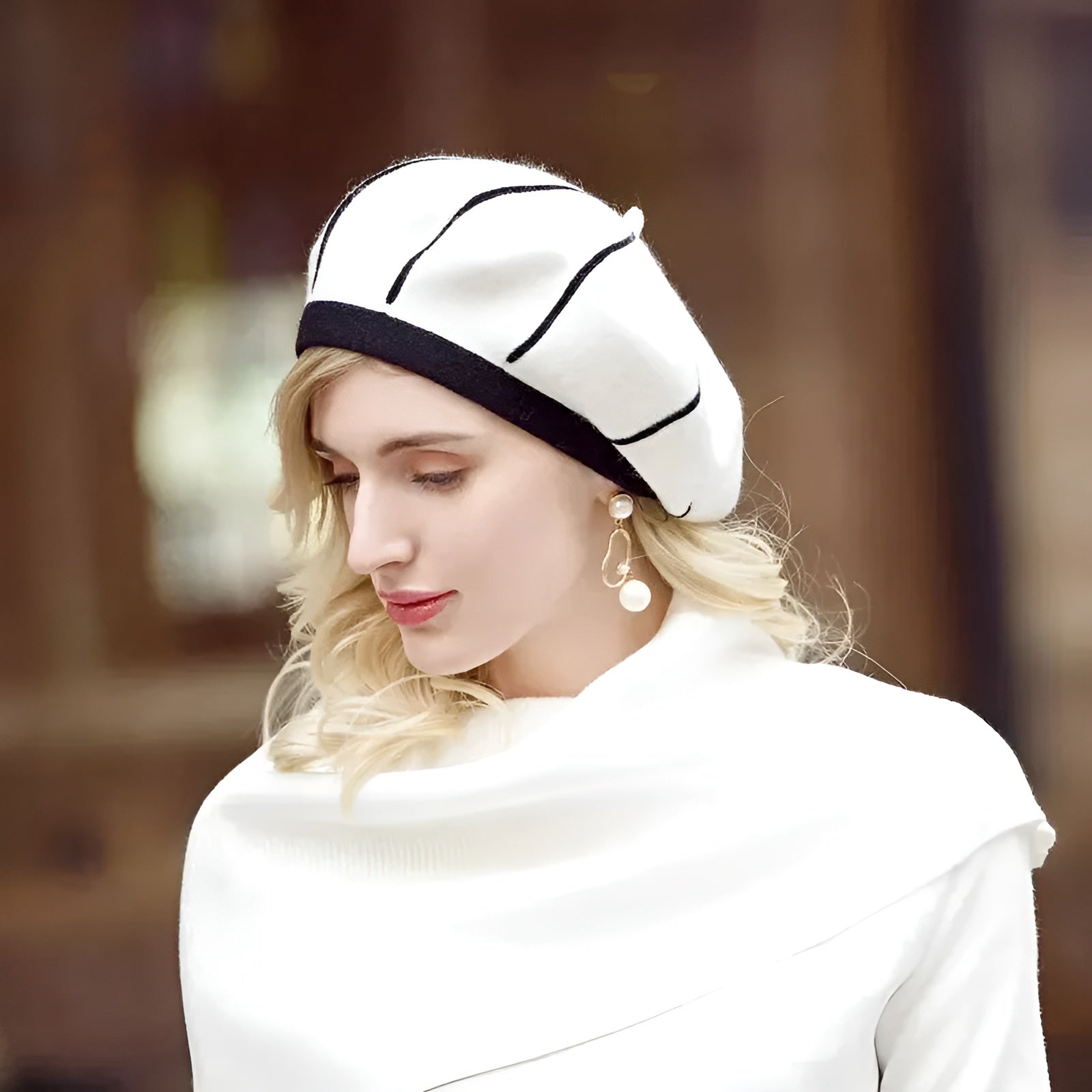Femme portant un béret élégant en laine noire
