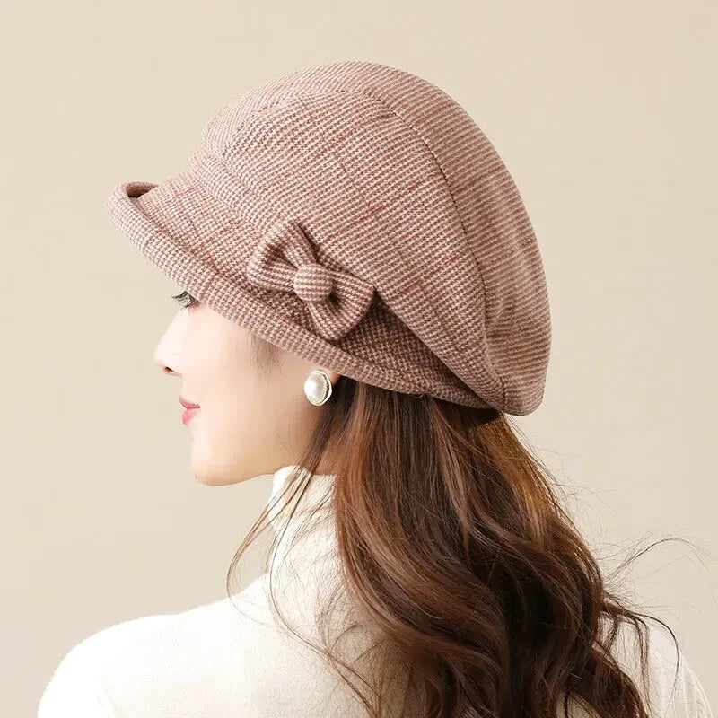 Béret féminin avec nœud papillon, vue de côté