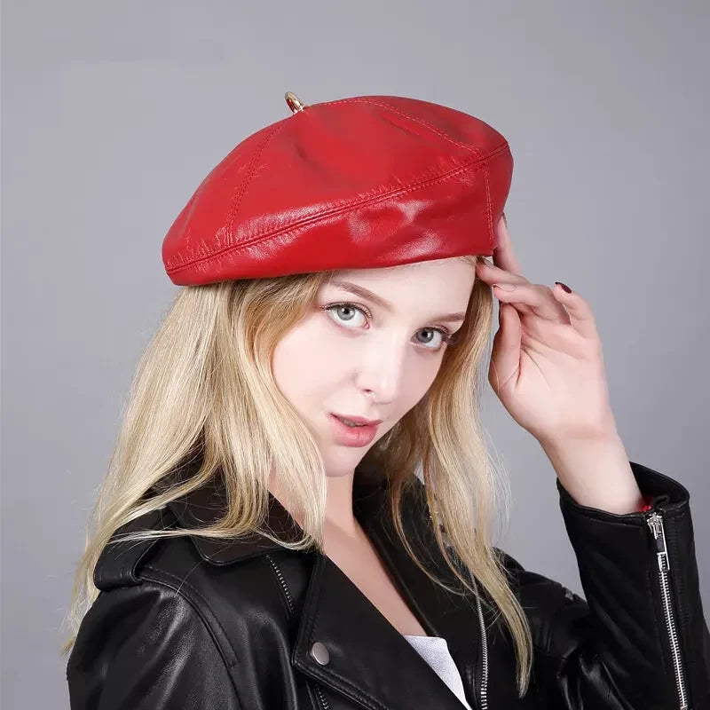 Béret en cuir véritable posé sur une surface en bois