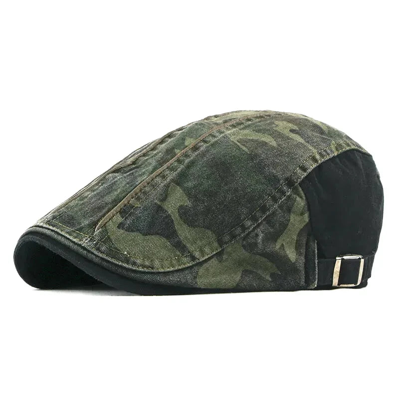 Homme souriant portant un béret camouflage, ambiance citadine