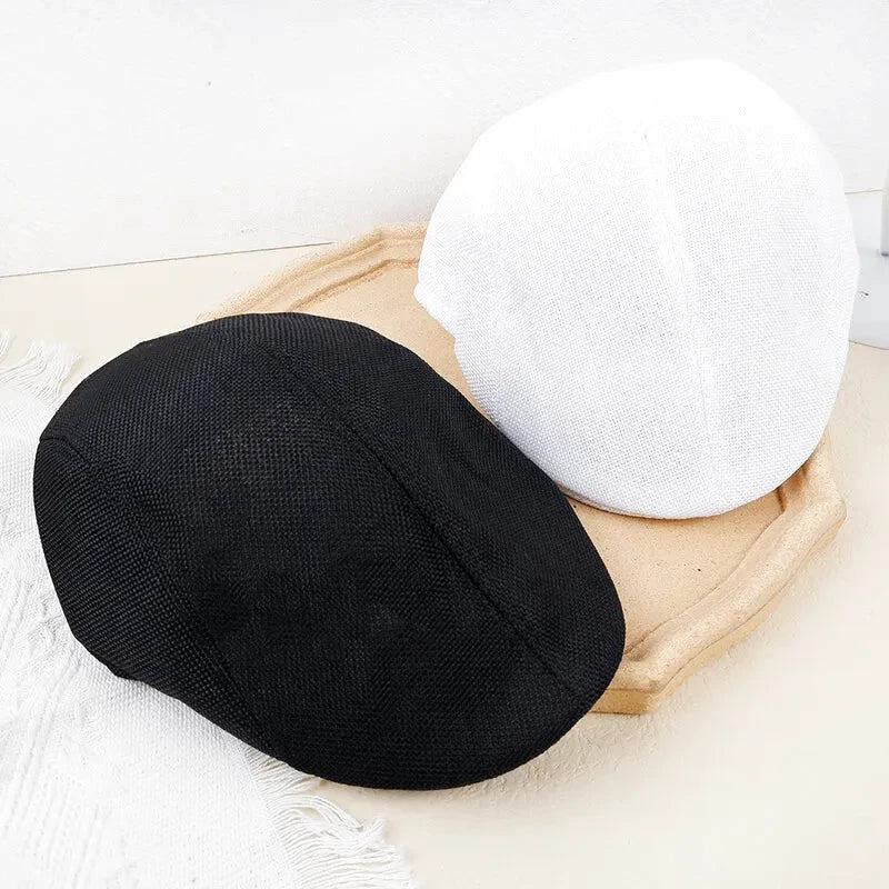Béret en coton et lin posé sur une surface en bois