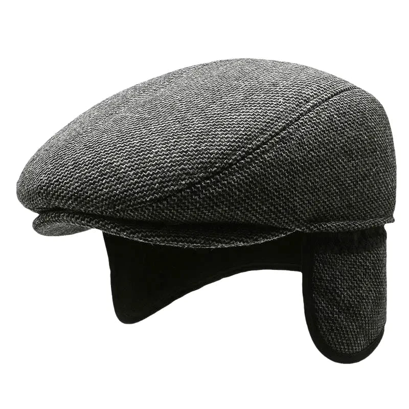 Homme portant un béret en coton, vue de profil