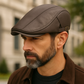 Béret en cuir marron avec design intemporel