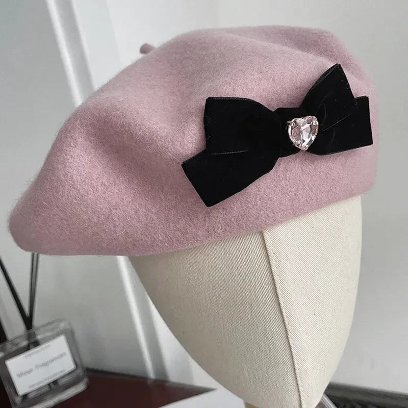 Béret rose en coton posé sur une surface claire