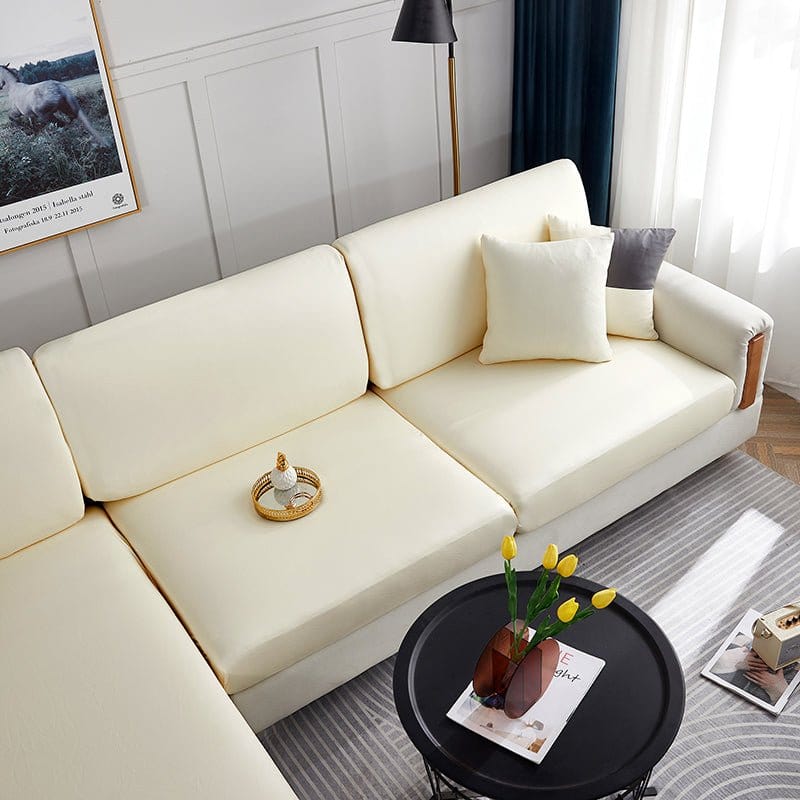 Housse simili cuir blanc cassé sur coussin de canapé