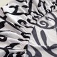 Vue latérale de la housse de coussin ajustée sur un canapé