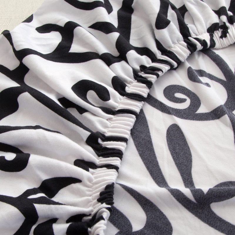 Vue latérale de la housse de coussin ajustée sur un canapé