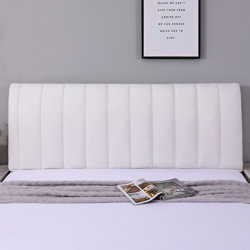 Housse de tête de lit blanche sur un lit moderne