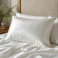 Taie d'oreiller en soie blanche sur un lit