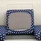 Gros plan sur tissu extensible bleu à motifs blancs