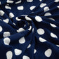 Vue latérale d'une housse de coussin bleue à pois