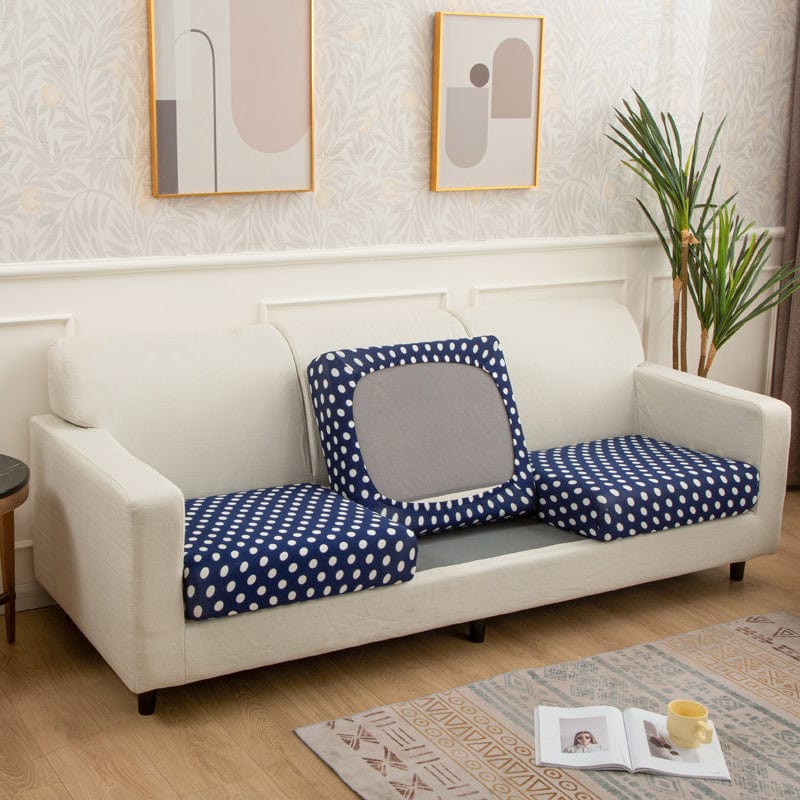Housse de coussin bleue à pois blancs sur canapé