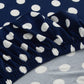 Housse de coussin bleue avec motifs blancs en gros plan