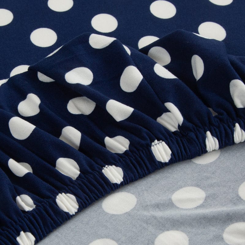Housse de coussin bleue avec motifs blancs en gros plan