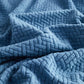 Détail de la texture laineuse d'une housse polaire bleue ciel