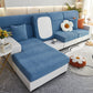 Housse polaire bleue ciel ajustée sur un coussin de canapé