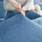 Housse polaire bleue ciel sur coussin de canapé, texture laine
