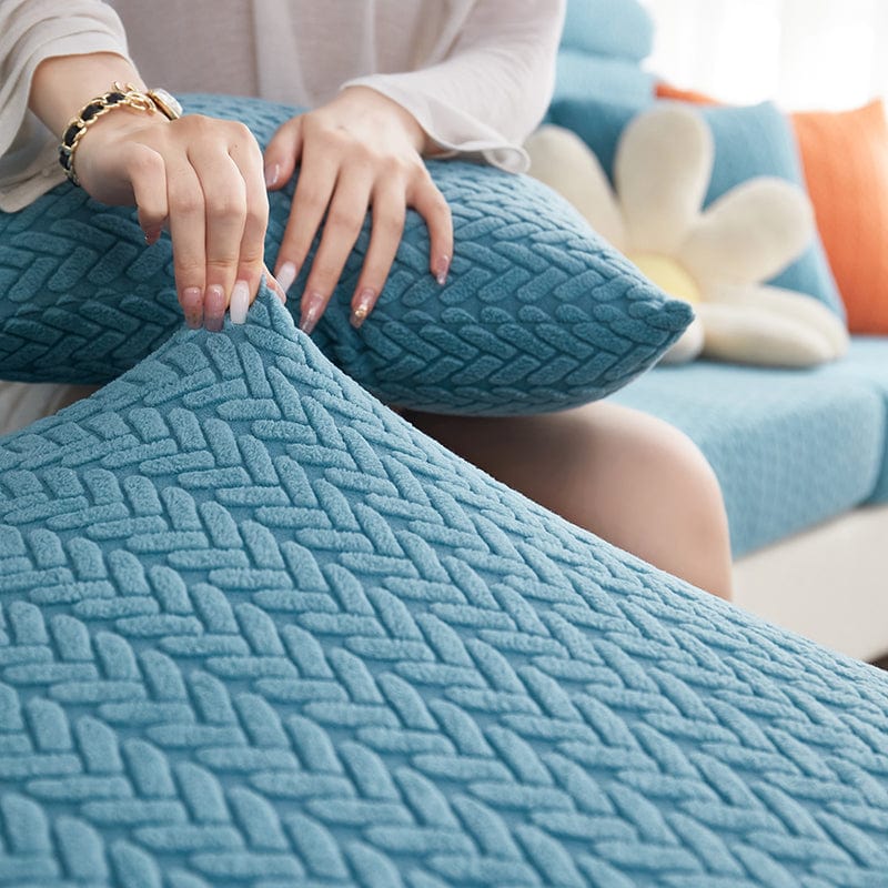 Housse polaire bleue sur coussin de canapé, motif laine
