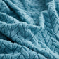 Housse polaire bleue ajustée sur coussin de canapé