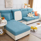 Housse polaire bleue couvrant un coussin, motif détaillé