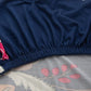 Housse de coussin bleue avec motifs floraux en gros plan